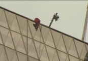 'Spiderman' escala uno de los edificios más altos de Yakarta