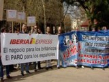 Empleados de Iberia protestan por la filial Express