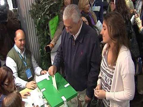 Griñán y Arenas votan en unas elecciones cruciales