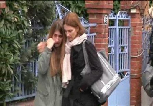 Los familiares de las víctimas de Toulouse llegan al lugar del crimen