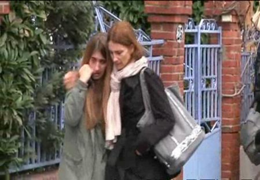 Los familiares de las víctimas de Toulouse llegan al lugar del crimen