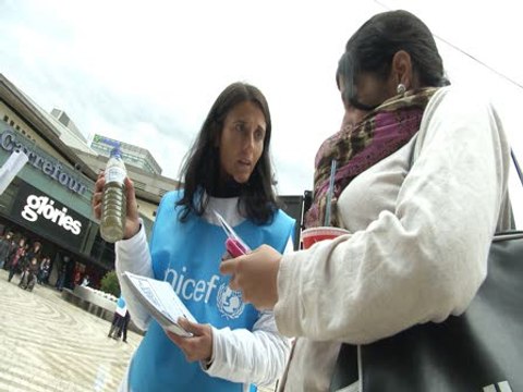 Botellas de agua sucia para alertar de la escasez en el acceso al agua potable