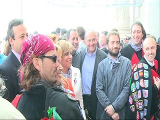 Políticos acuden a ver la Mascletà desde el balcón