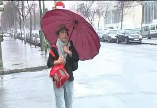 Los sevillanos han sido uno de los afortunados que hoy han sacado el paraguas