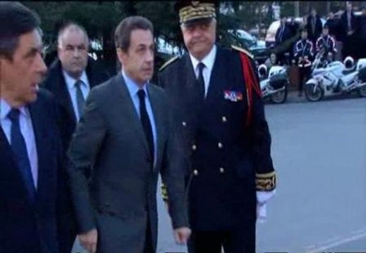 Sarkozy rinde homenaje a las víctimas de Toulouse en el aeropuerto de París