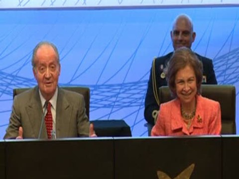 El Rey le pide a la Reina que le deje hablar