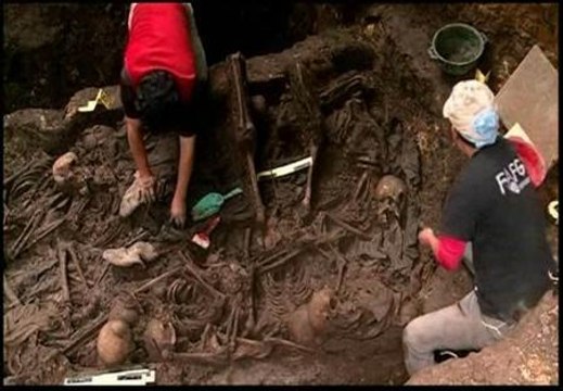 Descubierta una fosa común