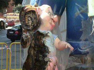 Prenden fuego a una falla en Valencia