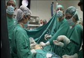 Cirujanos españoles operaron a un feto con una grave enfermedad en una intervención pionera en el mundo