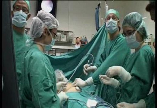 Cirujanos españoles operaron a un feto con una grave enfermedad en una intervención pionera en el mundo