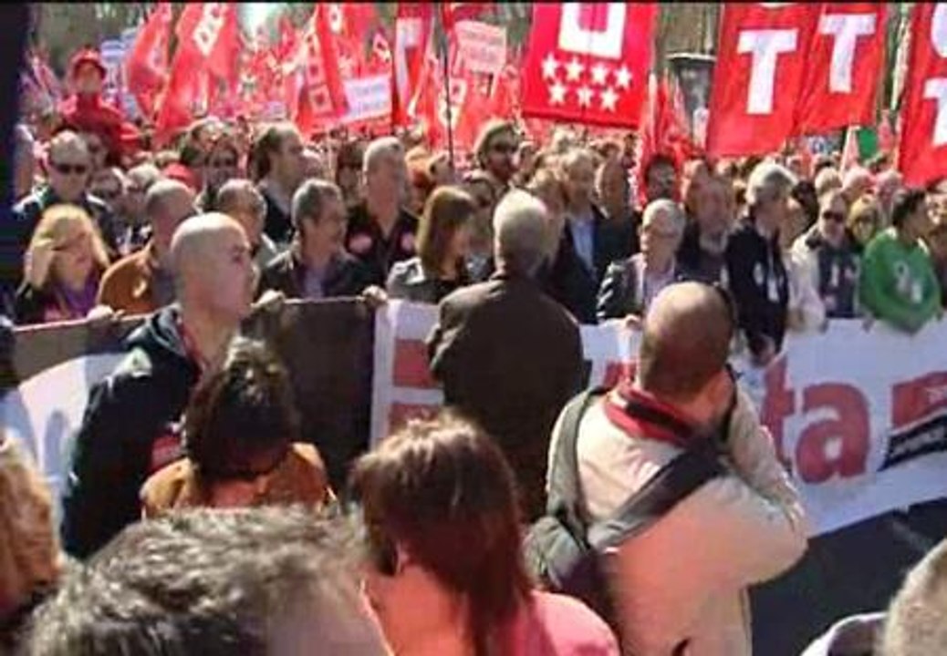 Multitudinaria manifestación en contra de la reforma laboral