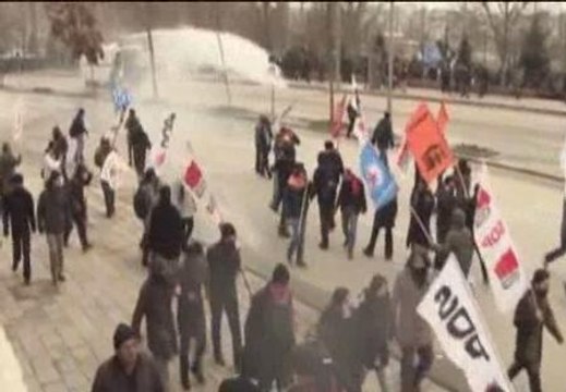 Cañones de agua y gases lacrimógenos contra manifestantes turcos
