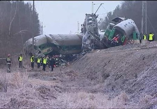 15 personas mueren al chocar dos trenes en Polonia