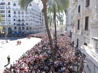 Primera mascletá empañada por reivindicaciones sociales