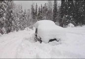 Rescatan a un hombre tras sobrevivir dos meses sepultado bajo la nieve en el interior de su coche