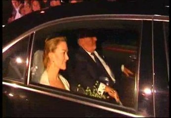 La pareja llega entre gritos de "¡Vivan los novios!"