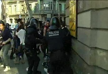 Descargar video: Balance de los daños de la jornada de ayer repleta de incidentes en Barcelona