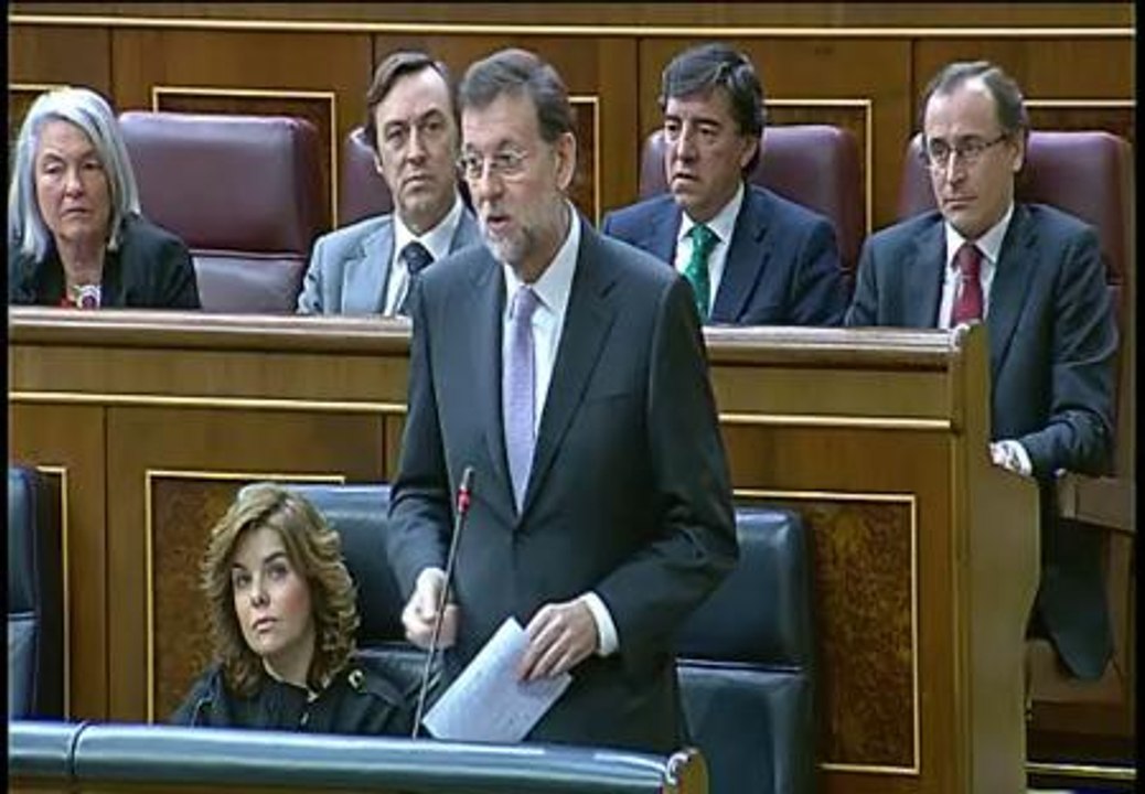 Rajoy a Rubalcaba: "Al final se van a quedar, ustedes y los sindicatos, solos"