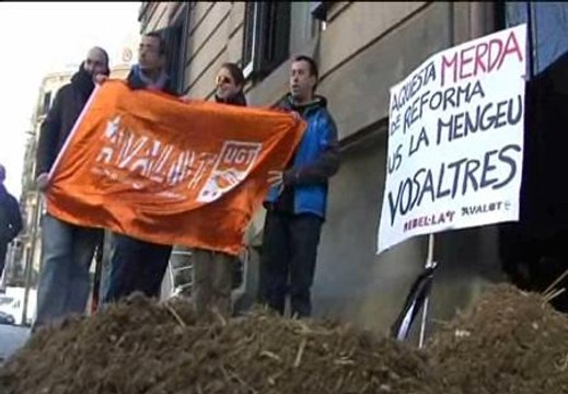 Un grupo de jóvenes protesta en Barcelona contra la reforma laboral