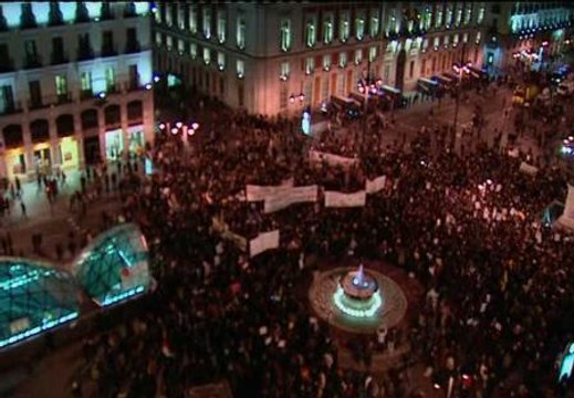 Miles de indignados en la Puerta del Sol contra la reforma laboral