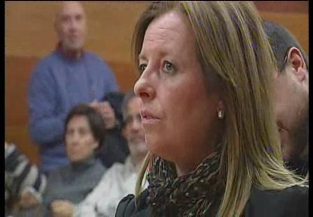 La ex directora de la CAM, insultada a su llegada a los juzgados