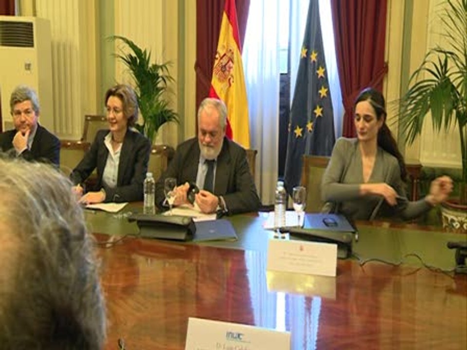 Arias Cañete se interesa por el sector lácteo