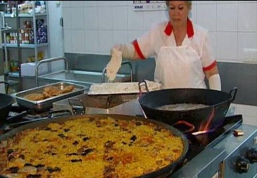 Los comedores sociales se llenan de parejas jóvenes con hijos