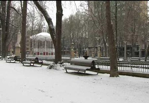 Media España sigue en alerta por nevadas y frío