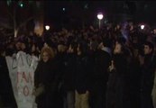 Centenares de personas se concentran frente a la embajada griega para mostrar su apoyo al pueblo heleno
