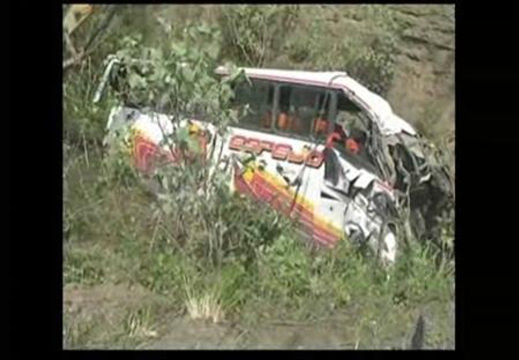 28 muertos en Ecuador al caer un autobús por un precipicio