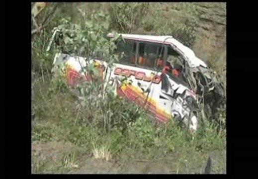 28 muertos en Ecuador al caer un autobús por un precipicio