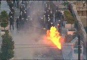 Gases lacrimógenos contra cócteles molotov frente al Parlamento de Atenas