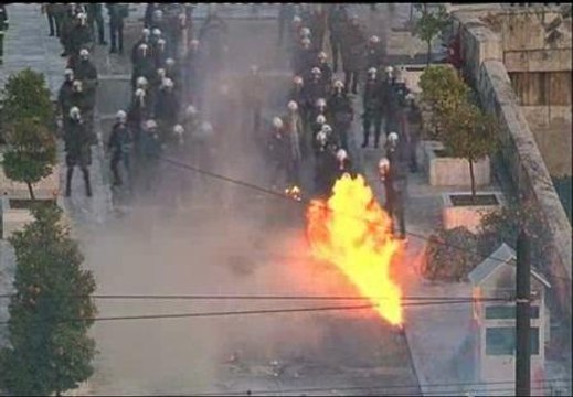 Gases lacrimógenos contra cócteles molotov frente al Parlamento de Atenas