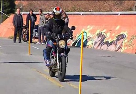 Jorge Lorenzo recibe clases prácticas para sacarse el carné de moto