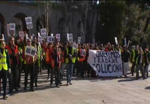 Los trabajadores de Spanair protestan ante el ministerio de Fomento