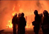 Graves disturbios en Atenas mientras el Parlamente aprueba nuevos ajustes