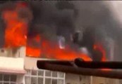 Impresionantes imágenes de un edificio en llamas en un suburbio de Homs