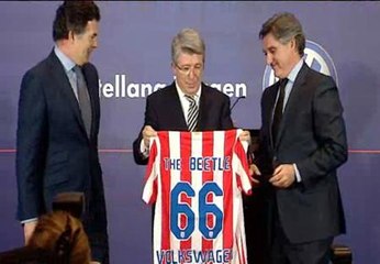 Los jugadores del Atlético de Madrid recogen su nuevo coche