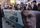 Decenas de personas manifiestan su apoyo a Garzón frente al Supremo