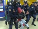 Duras cargas policiales en el metro de Madrid
