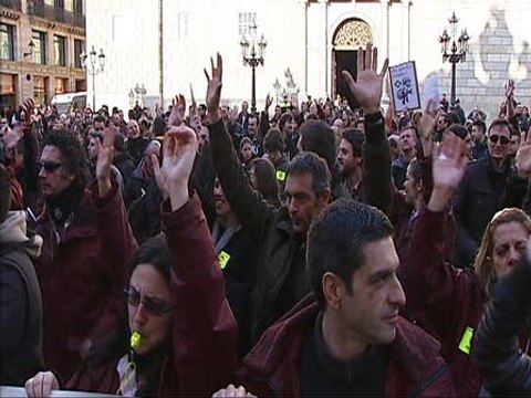 Trabajadores se manifiestan contra los recortes