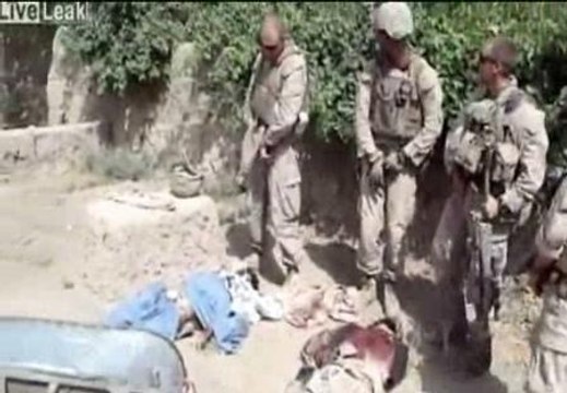 Orinando sobre cadáveres de talibanes