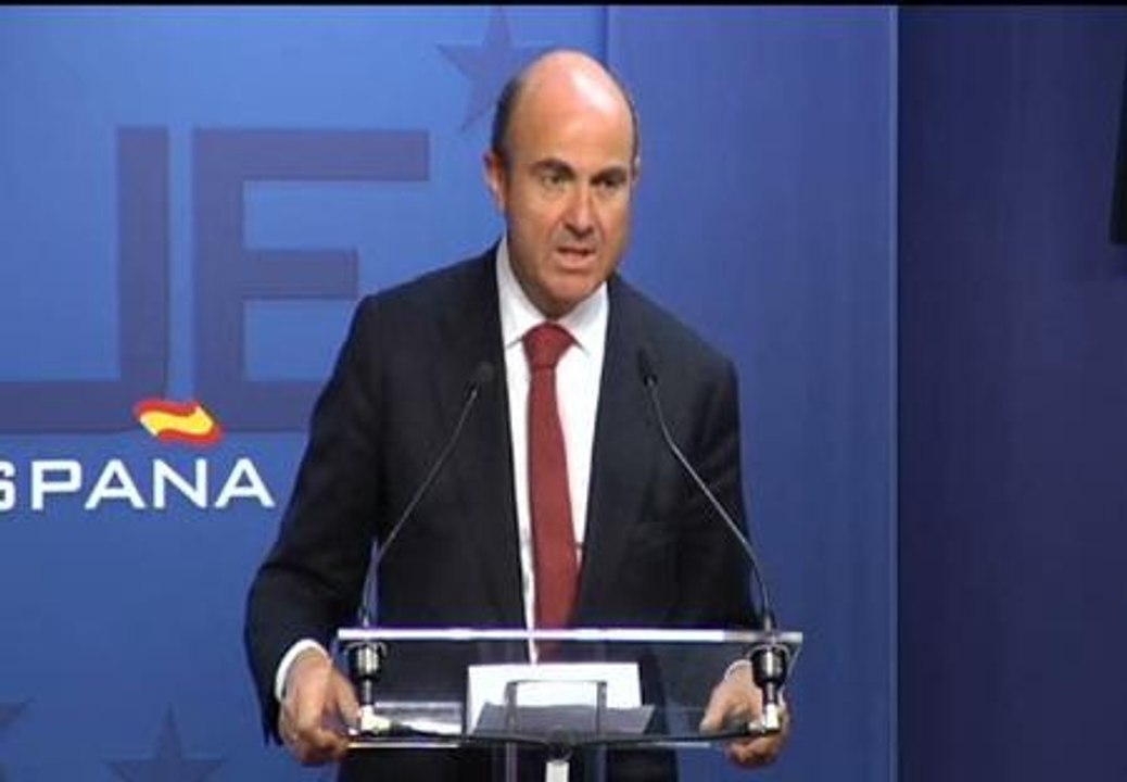 De Guindos afirma que el compromiso de España con el objetivo de déficit es "total"