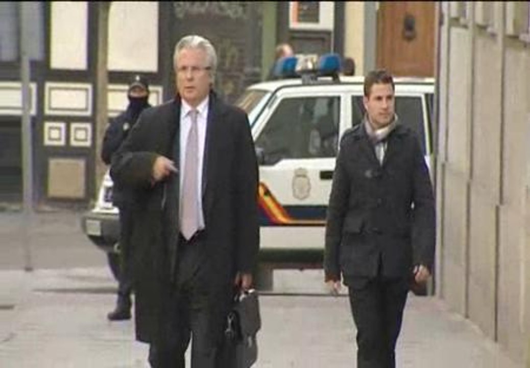 La investigación de los crímenes franquistas sienta a Garzón de nuevo en el banquillo