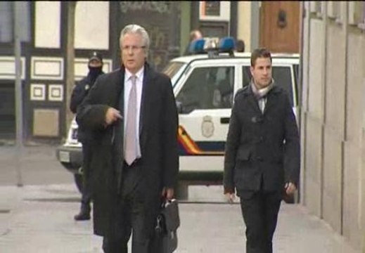 La investigación de los crímenes franquistas sienta a Garzón de nuevo en el banquillo