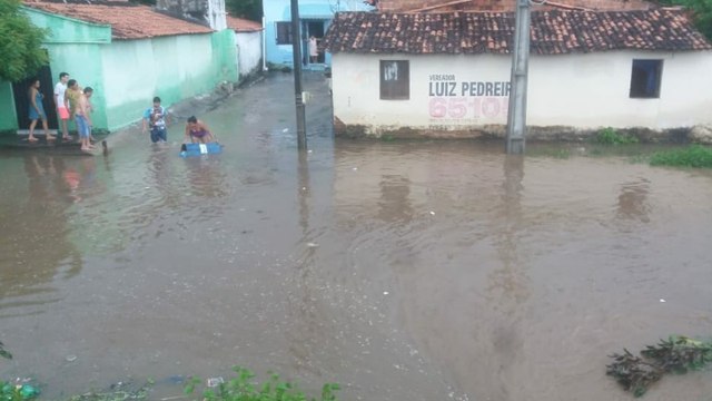 Barragem transborda após chuva forte e correnteza passa por dentro de casas, ruas e quartel em Itapipoca