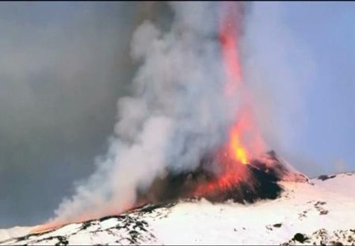 El volcán italiano Etna entra en erupción y dejando una nube de cenizas