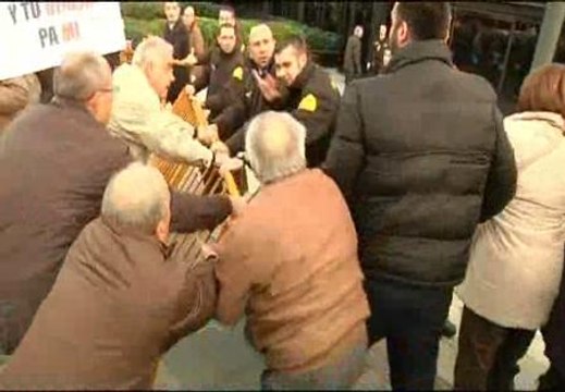 Cientos de personas protestan en Barcelona contra La Caixa