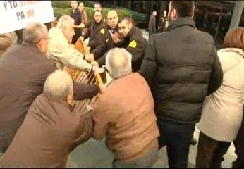 Cientos de personas protestan en Barcelona contra La Caixa