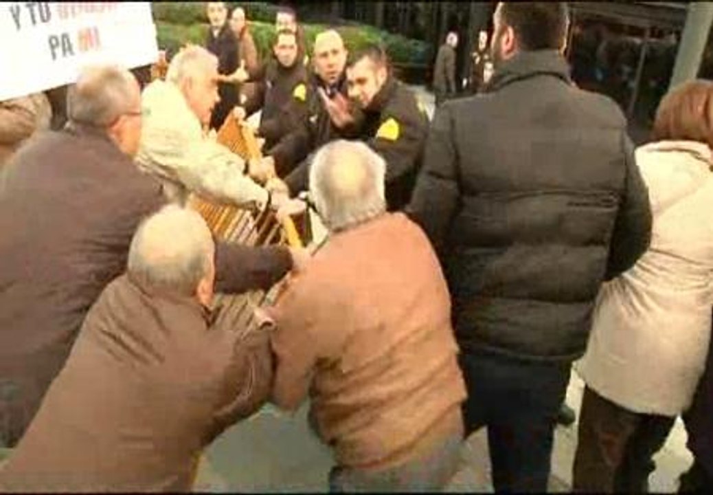 Cientos de personas protestan en Barcelona contra La Caixa